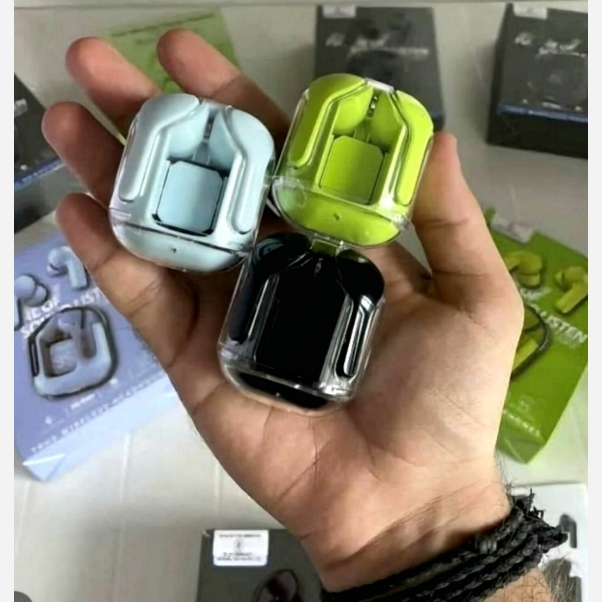 ایرپاد هندزفری شیشه ای Ultrapods Max دارای ANC و LCD ترنس پرنت و طراحی ارگونومی (فروش تک به قیمت عمده)
